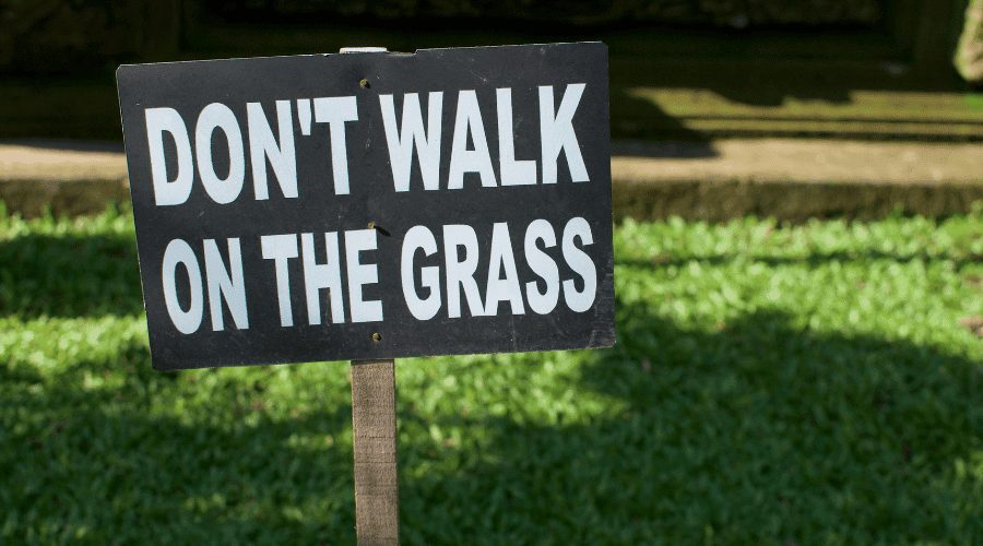Dont walk on the grass
